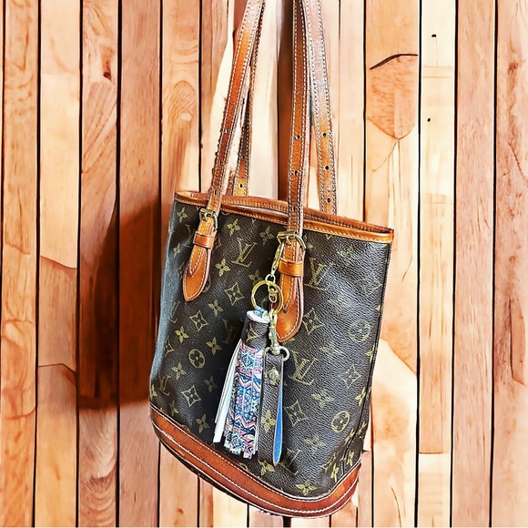 NOT FOR SALE - Louis Vuitton Monogram Bucket
Bag PM with pouch & LV key chain. - Picture 1 of 16